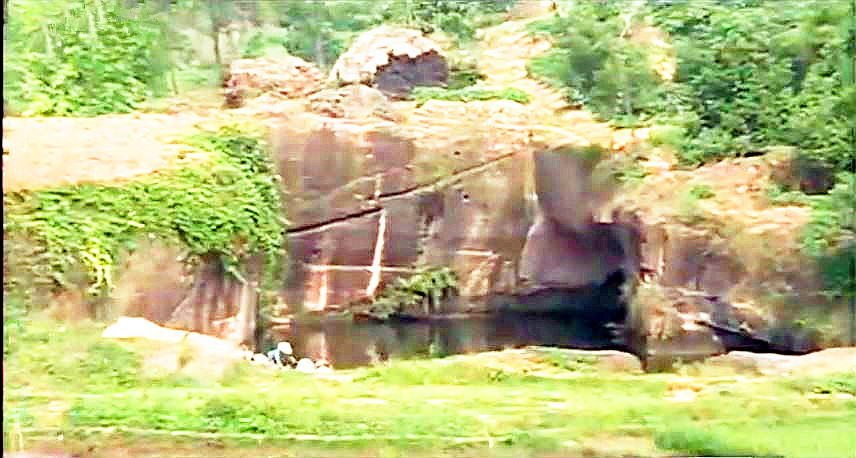 小水塘下藏着巨大山洞,水塘抽干水后专家竟然发现宫殿