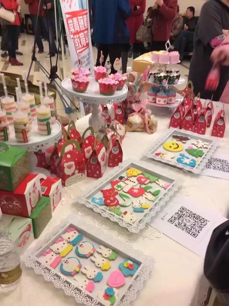 我陪女儿做烘焙年入20万女儿上了报我也成网红