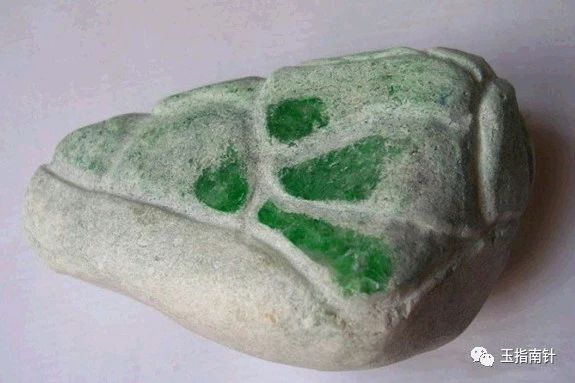 莫西沙高冰玻璃种翡翠原石表现,翡翠原石压灯如何看光圈表现