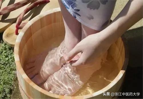 用中药包泡脚对身体有什么好处,艾草中药包泡脚对身体有什么好处