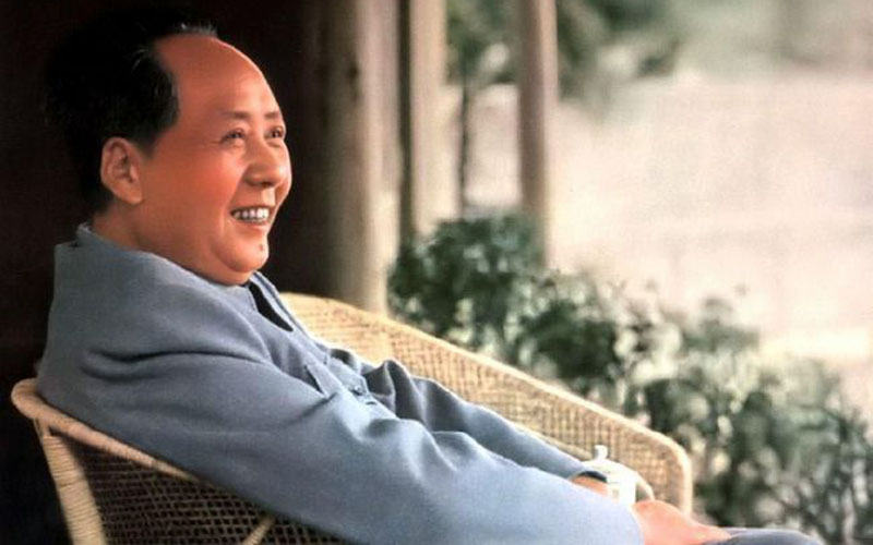 她和毛主席合影主席说：“女同志是半边天，要站在中间”