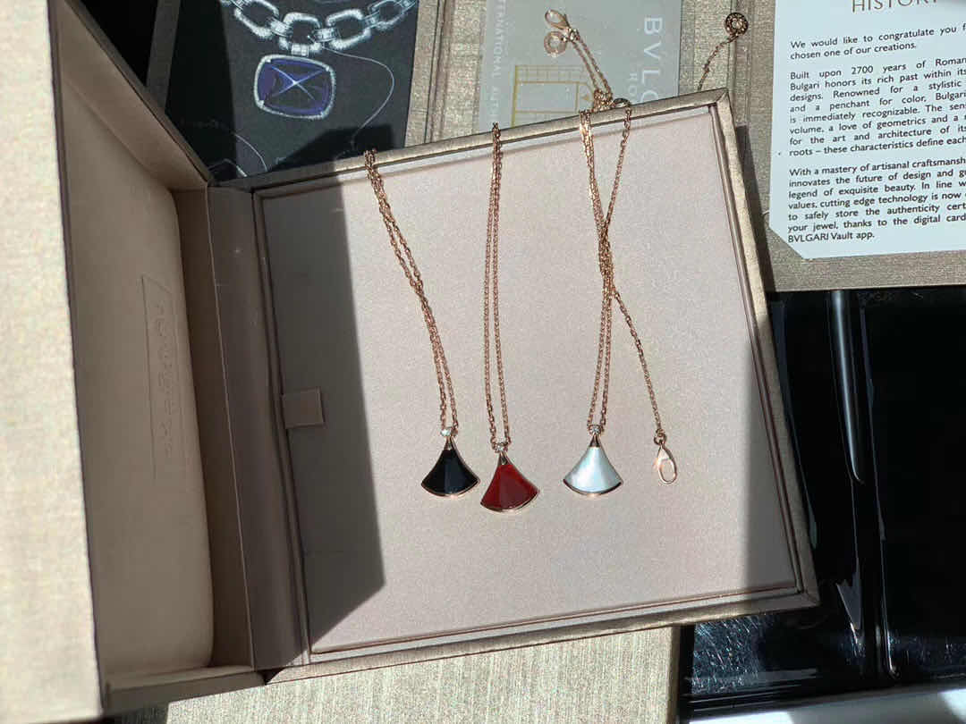 宝格丽扇子原版,宝格丽的红扇子也是经典