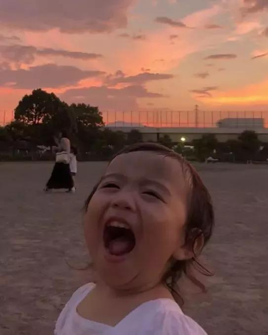 晒女儿搞怪丑萌照,亲妈狂晒女儿丑照