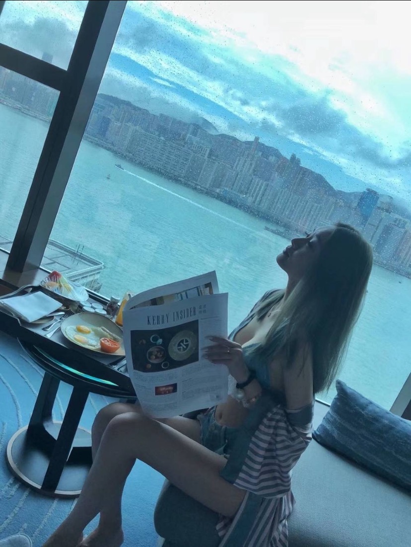 她是中国足球先生女儿，颜值高身材美，肚脐装饰更是吸粉无数