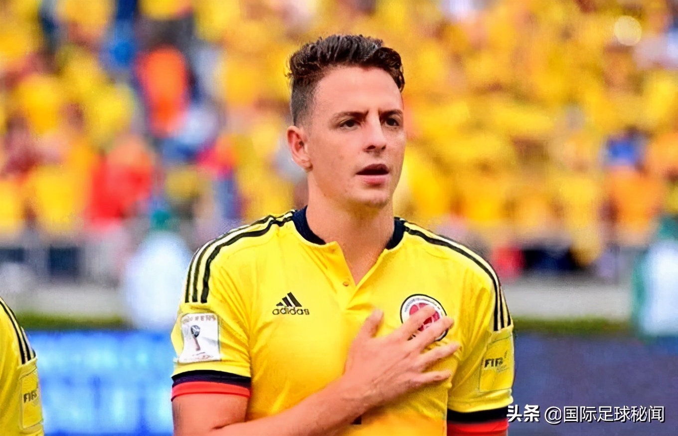 转危为安！世预赛一球员铲弯自己的脚腕，医生神操作瞬间复位