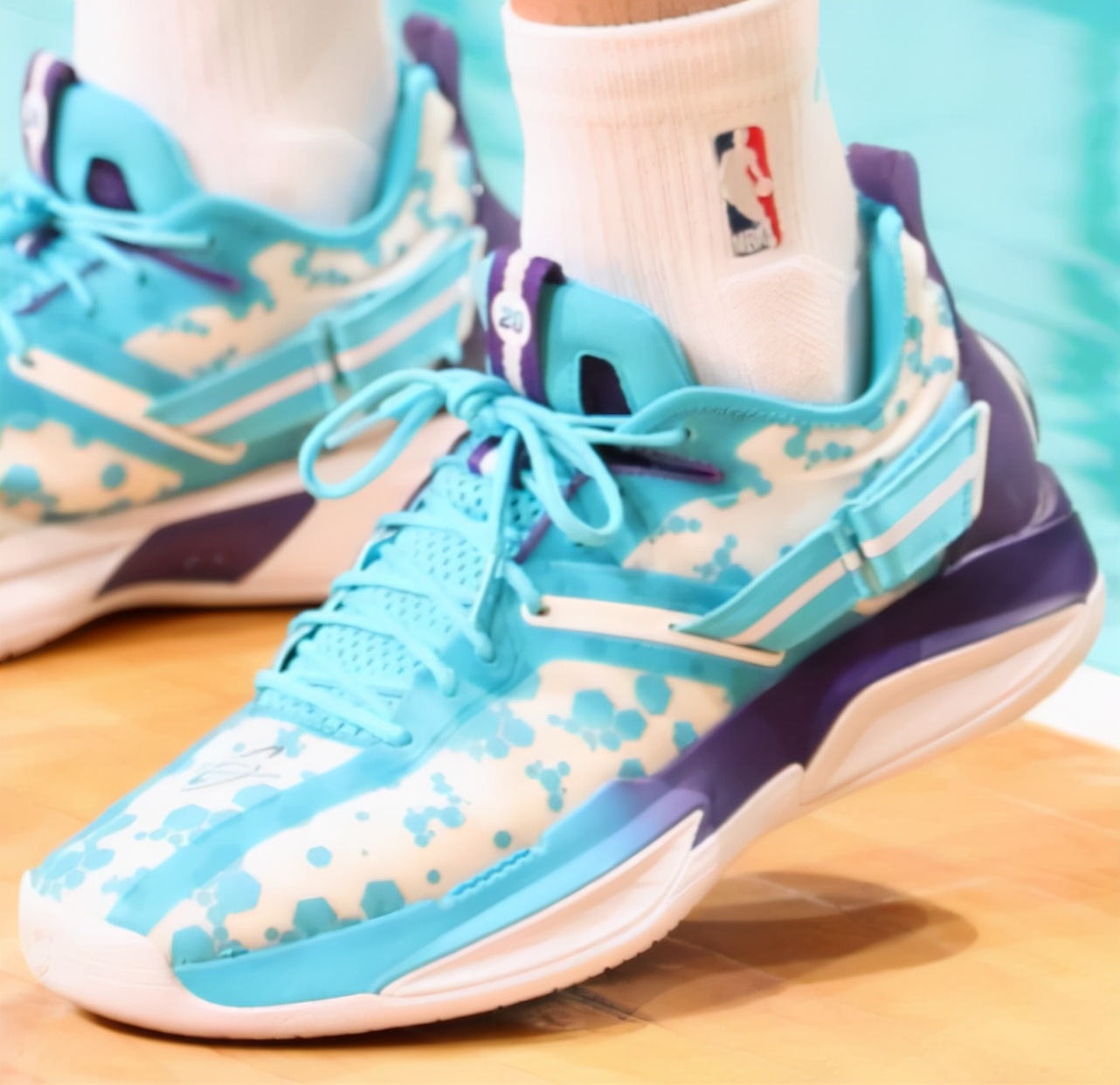 一周打三次球外场篮球鞋耐克,阿迪达斯一周鞋