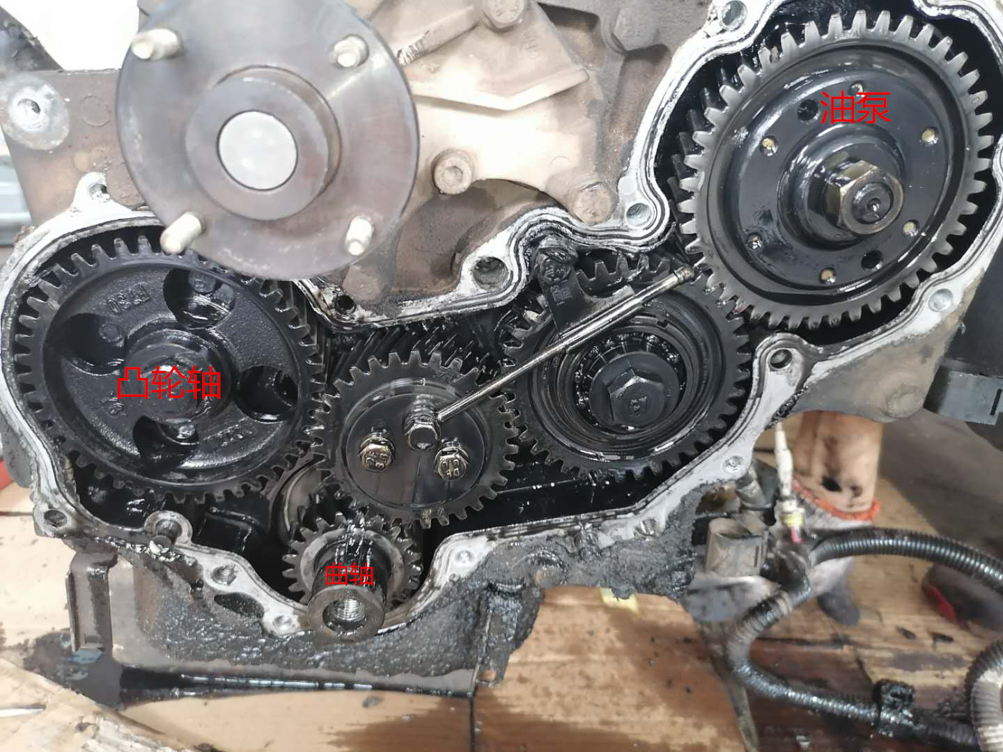 才跑4万公里货车烧机油怎么回事,发动机烧机油活塞发黑