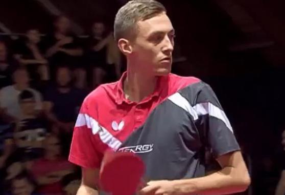 央视两解说惨遭打脸！称许昕会速胜英国选手，结果许昕爆冷被淘汰