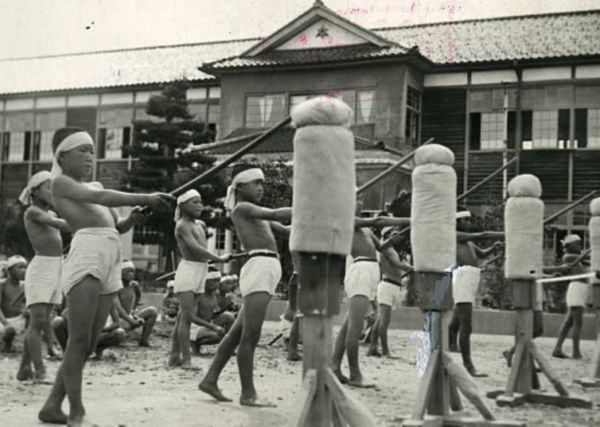 为何说原*弹子**下无冤魂？一组老照片告诉你，当时的广岛儿童在做啥