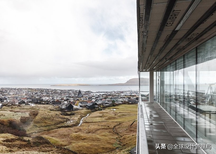 大雀巢格拉西尔学院进入法罗群岛起伏的景观