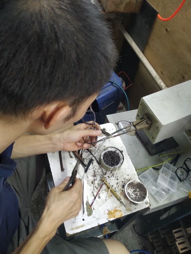 眼镜铰链坏了怎么修,眼镜架铰链坏了咋办