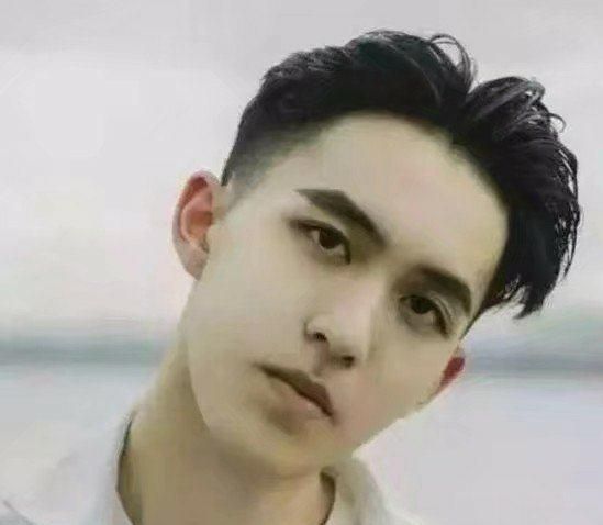 男生刘海两边往外翘怎么办,男生发质硬留什么发型