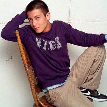 王源板寸,王源被问板寸还是脏辫的视频