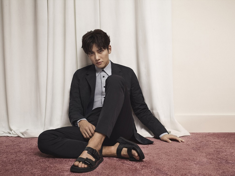 池昌旭代言CK穿凉拖出镜！这位哥真的有三十多岁？怕是冻龄了吧