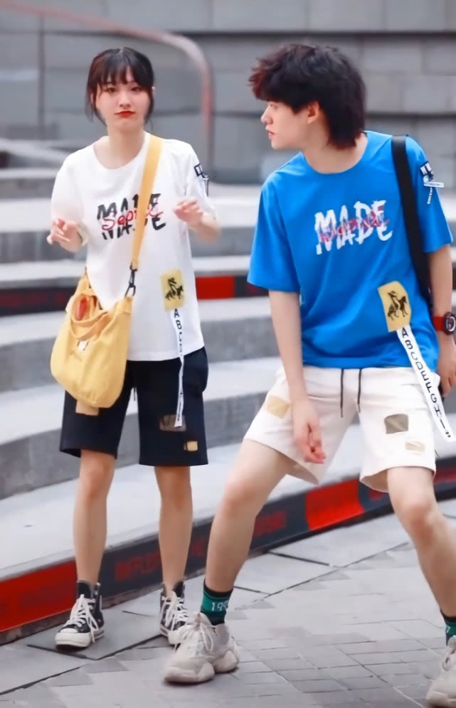 有一种配合叫“你的高帮，我的筒袜”，长度不够袜子来凑，腻甜