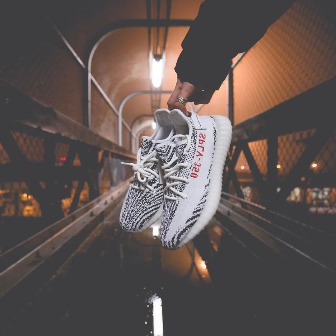yeezy350v2白斑马二代,yeezy350白斑马跟灰斑马
