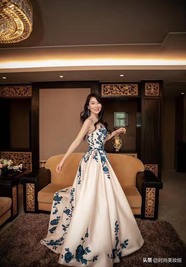 温峥嵘蓝色缎面刺绣抹胸裙,41岁温峥嵘惊艳美图