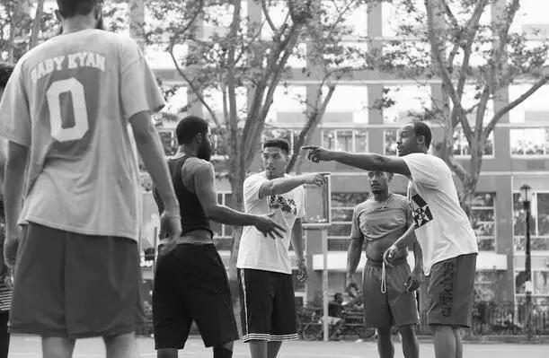 简直杀人，球场飞踹16岁少年！别把我们的篮球场变凶案现场