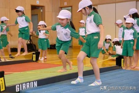 介绍一下日本小学生,中日小学初中孩子教育对比差异