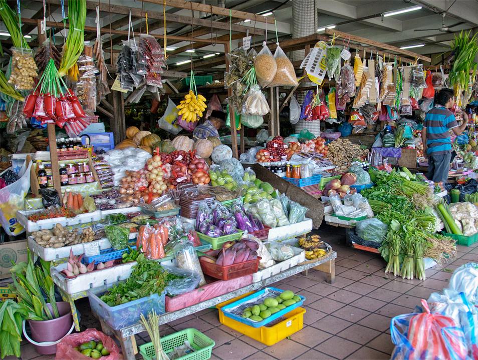 没我们这还是一片荒地，海鲜价是国内三分之一，卖菜的都会中文！