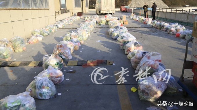 网上下单楼下提菜十堰10家电商进行社区“无接触配送”