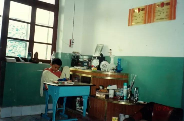 6岁小男孩失去双臂用脚写字,6岁失去双腿19岁单手爬进终点