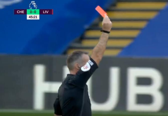 英超重大改判！切尔西大将拉人犯规，由染黄变染红，利物浦获利好