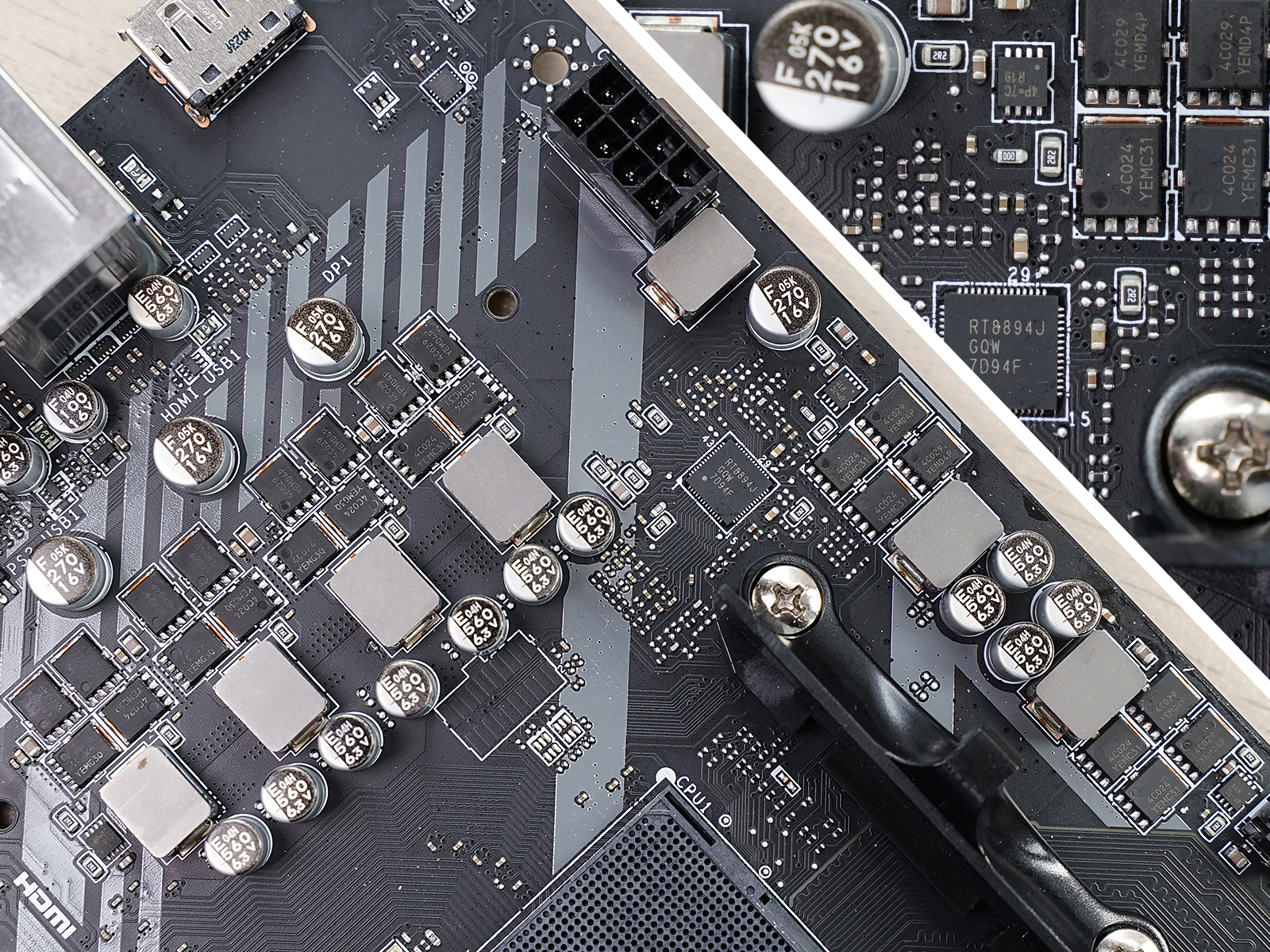 秀桌面：送老婆RGB全家桶PC，钱都花在光效上的感觉真棒