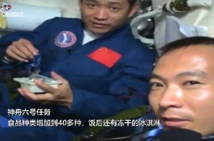 航天员在太空吃上月饼,航天员在太空吃月饼的视频