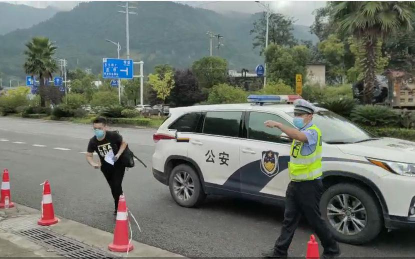 交警全力护航,交警部门全力护航高考