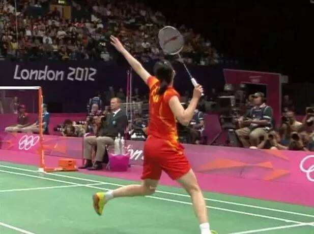 羽毛球杀球过程中挥拍是放松的吗,羽毛球如何挥拍不伤手腕与肘关节