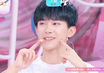 易烊千玺露半面脸,易烊千玺红衣顶胯舞