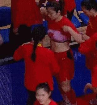 秀腹肌女足,女足名将滕巍露腹肌