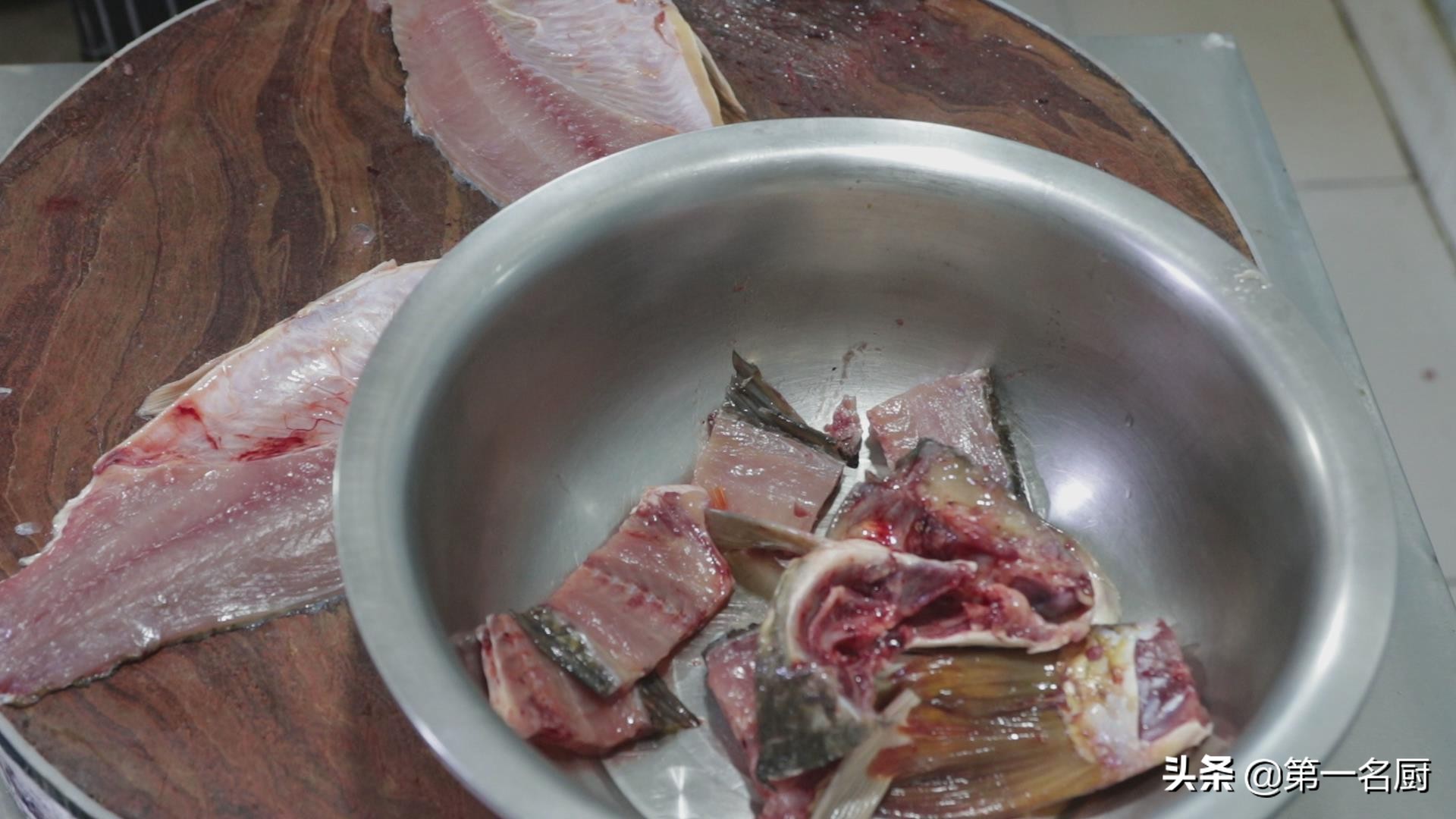 鲤鱼好吃有诀窍，做出来肉质嫩滑，汤鲜味美，一顿多吃两碗饭