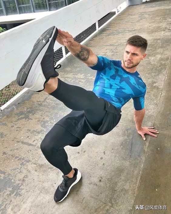 健身肌肉男穿衣搭配图片,肌肉男在健身穿衣搭配