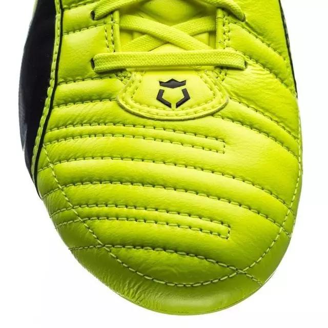 怎么挑选足球鞋的视频讲解,挑选足球鞋场地