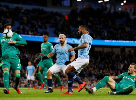 妖锋用搞笑进球告诉阿圭罗，运气来了闭上眼都能进球