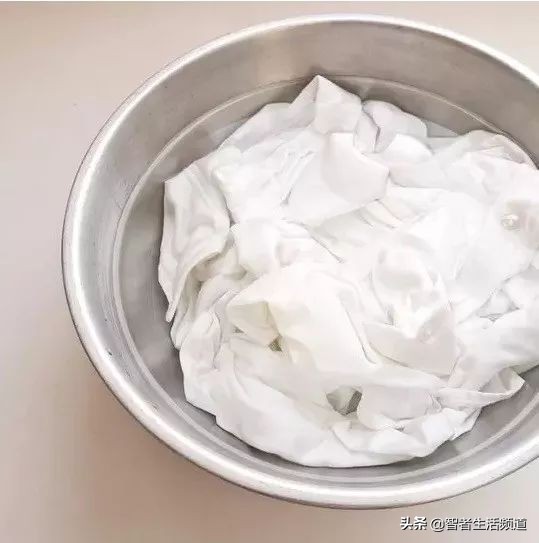 如何清洗白衣上霉斑,白衣服油渍怎么快速洗