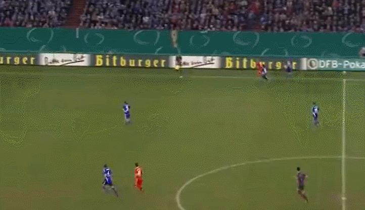 足球运动员为什么腿粗,足球运动员腿肌肉