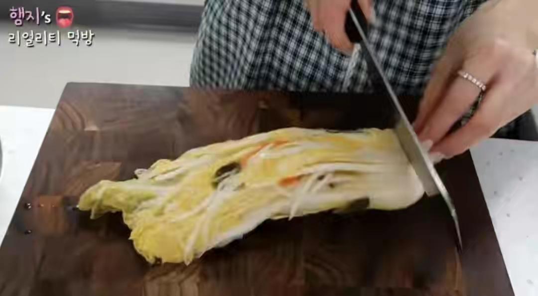 辱华吃播网红Hamzy改名回归,删评论拉黑网友,脸皮太厚