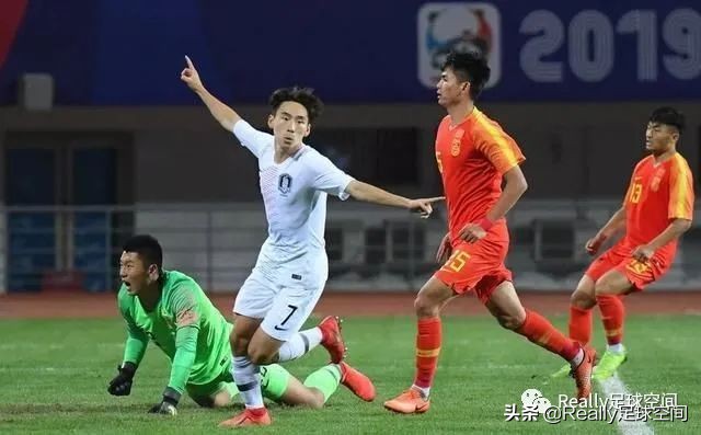 韩国脚踩冠军,熊猫杯韩国球员脚踩奖杯道歉视频