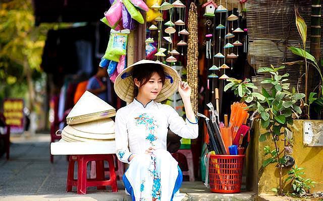 越南街头吸引女游客,与越南一河之隔的边界