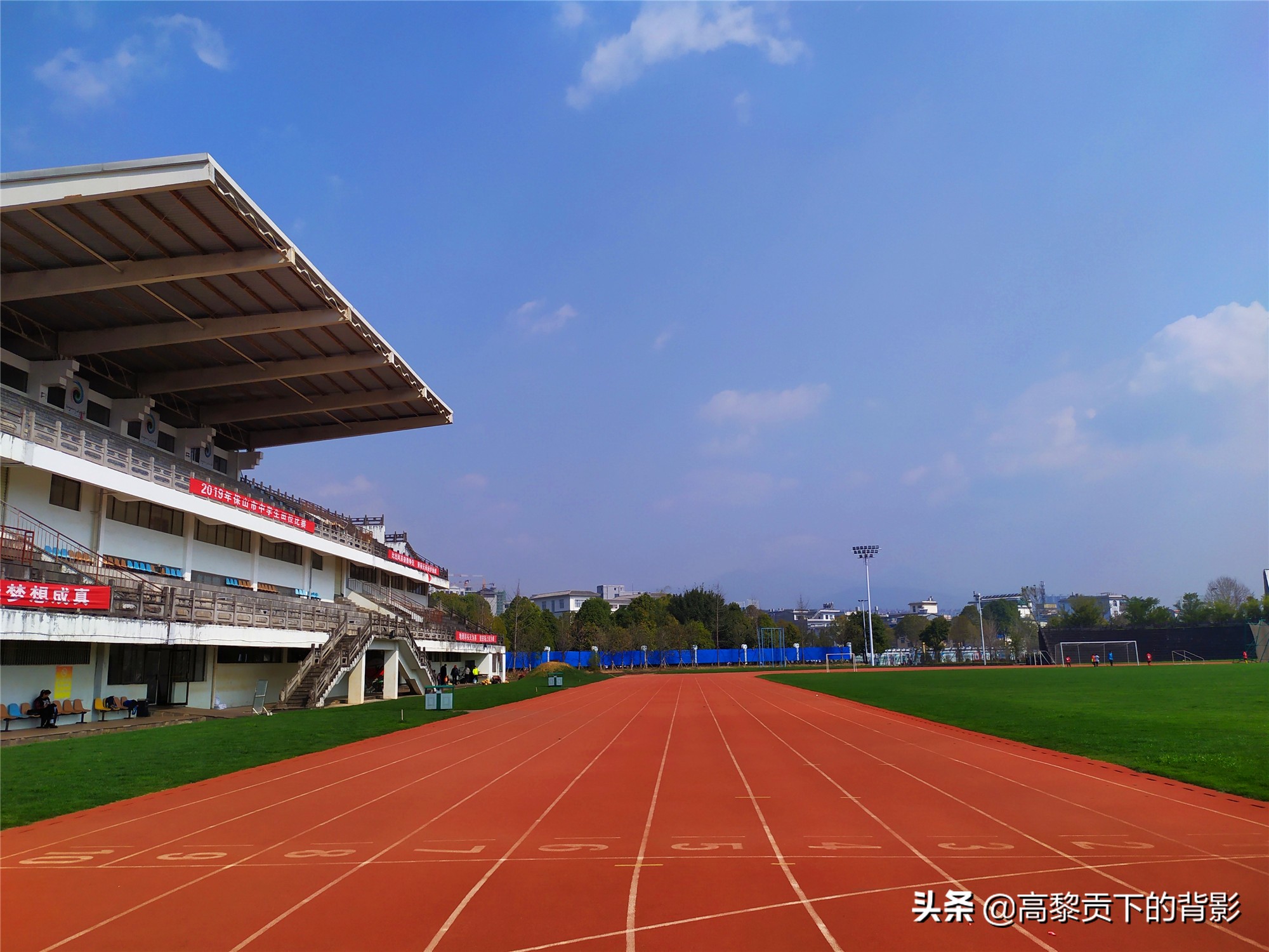 云南腾冲偶遇篮球赛顺便看看腾冲的体育设施如何？