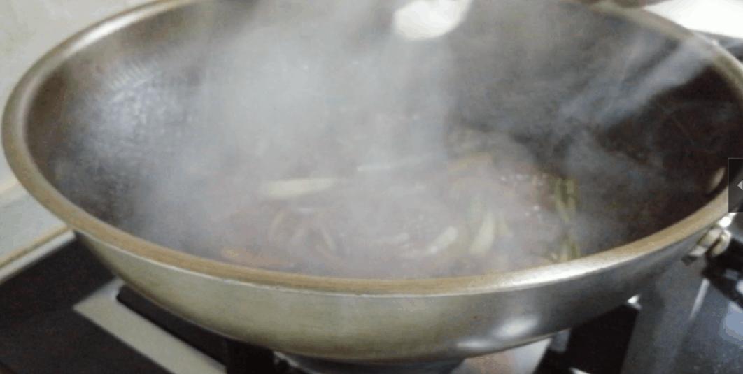 酱油炒面粘锅,炒粉炒面一放酱油就粘锅