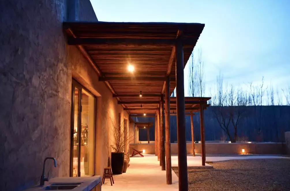 把泳池搬进沙漠,圈黄河做庭院,一个男人的西部世界,可以有多野