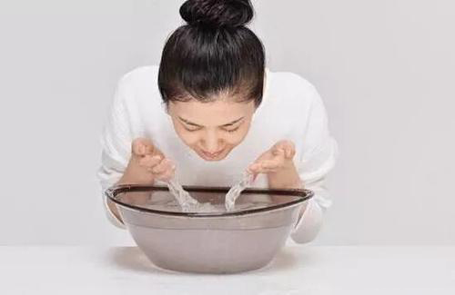 脸部白癜风先抹药还是用护肤品,脸部有白癜风应该用什么护肤