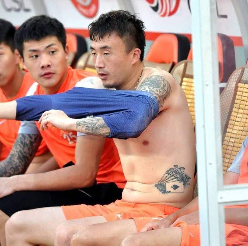 运动员腹肌有多强？易建联不输黑人运动员，国足呢？