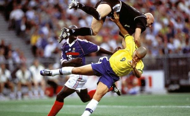 罗纳尔多在足球界是巨星吗,罗纳尔多为什么不能被称为球王