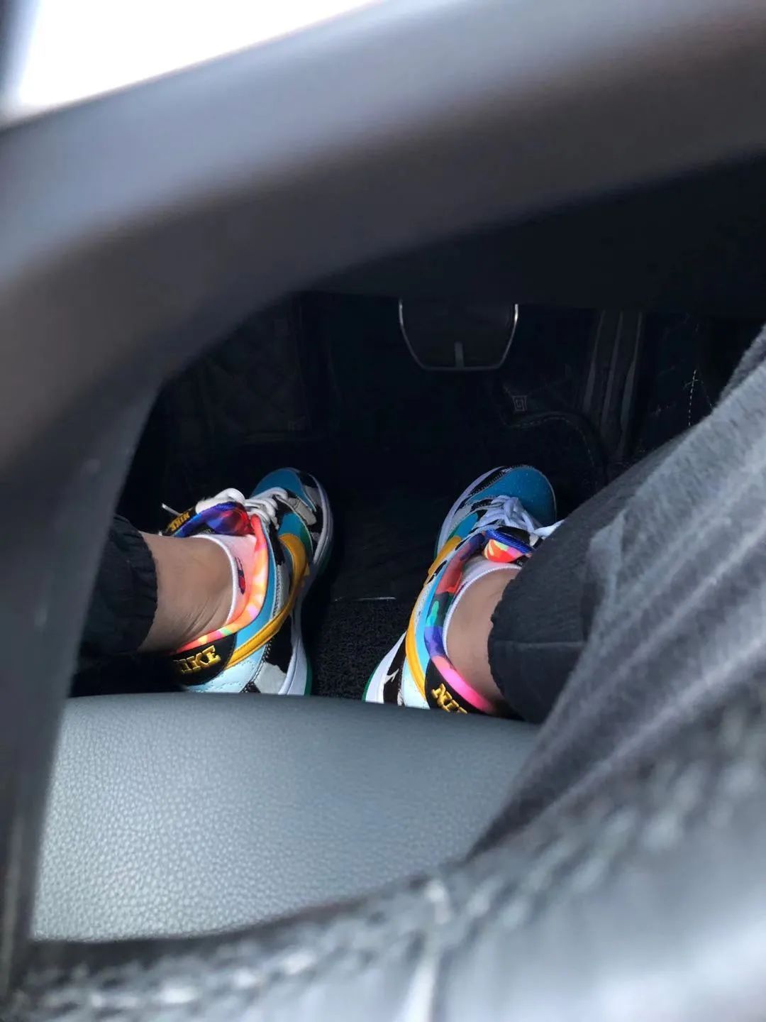 涨见识了!原来很多开宝马的都有一面鞋墙,穿的球鞋不上千就上万