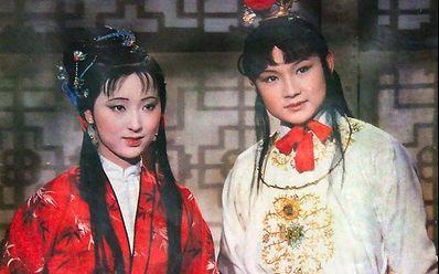 贾宝玉给林黛玉送的礼物,贾宝玉把林黛玉的荷包给了谁